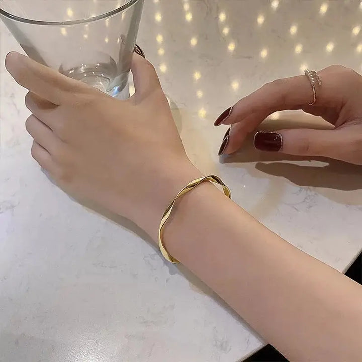 Elara - Elegant Twist Bracelet